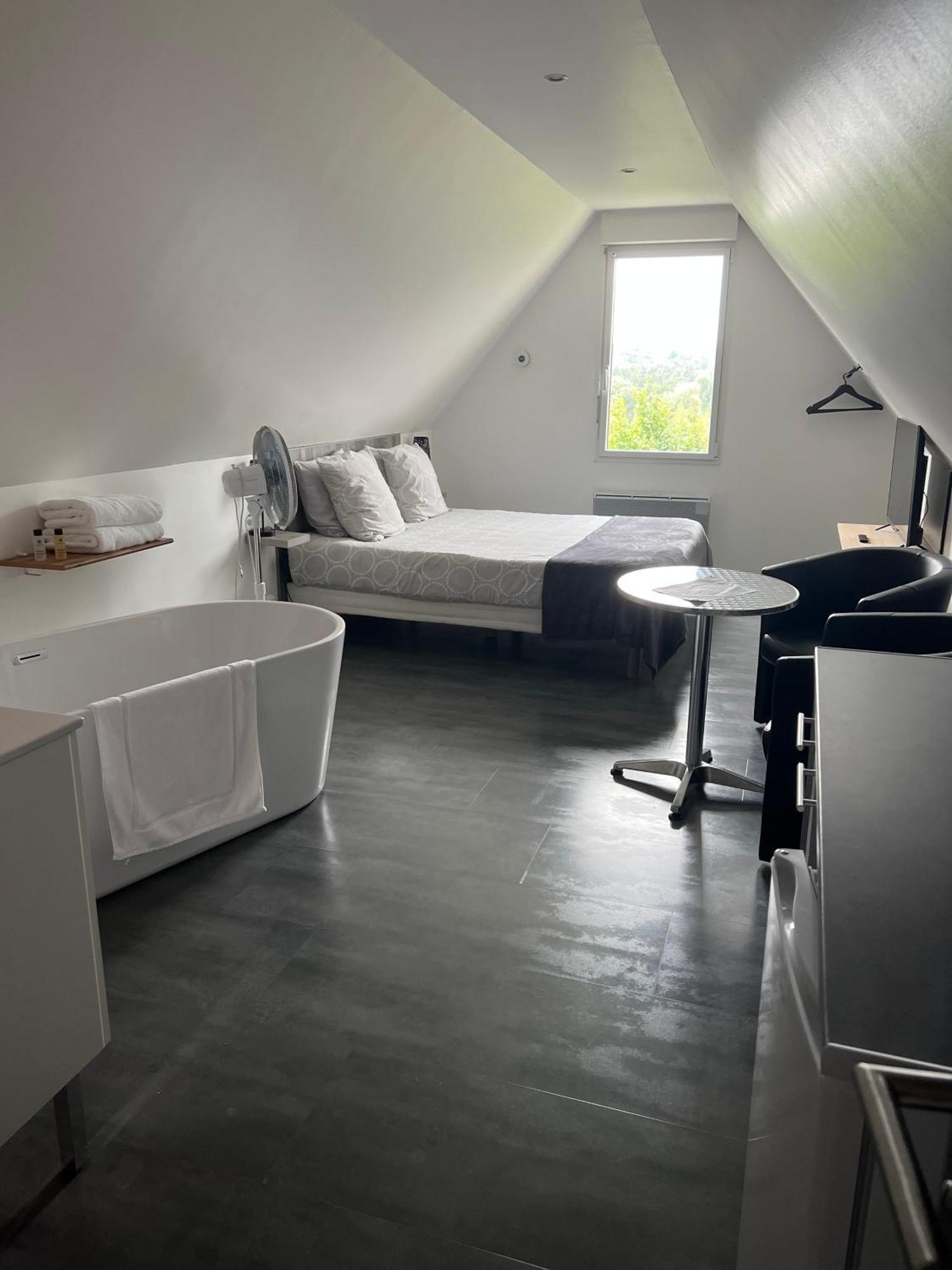 Bed and Breakfast Aux Charmes Isques Экстерьер фото